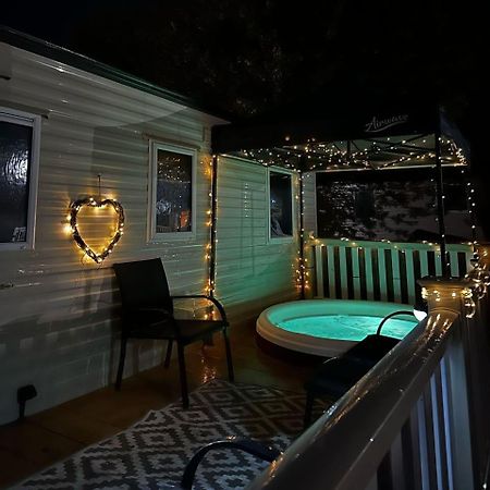 Tattershall Lakes Hot Tub Lodge Breaks Exterior foto