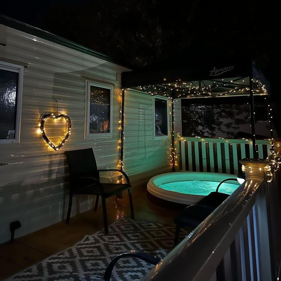 Tattershall Lakes Hot Tub Lodge Breaks Exterior foto